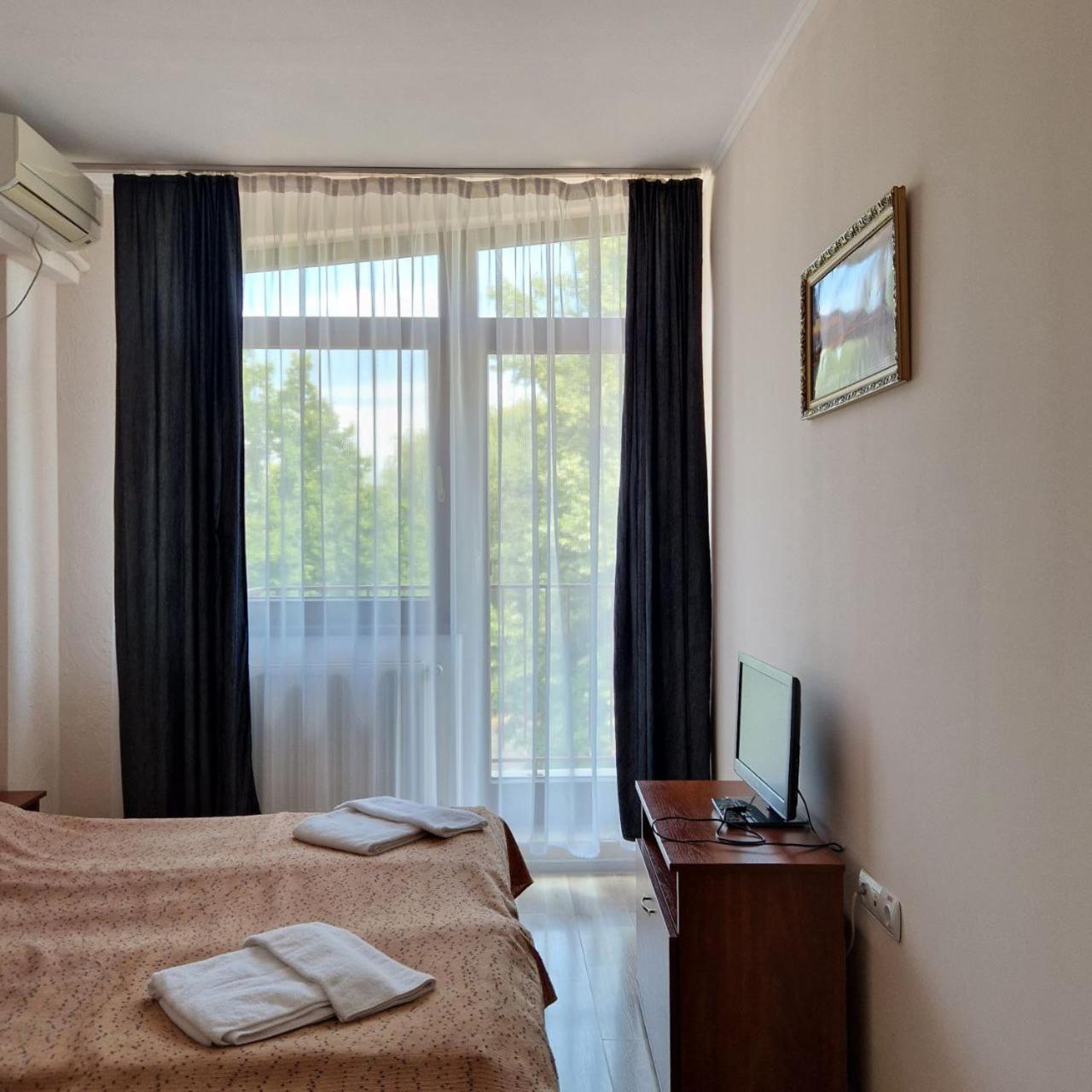 Hotel Helikon Yanoshi Dış mekan fotoğraf