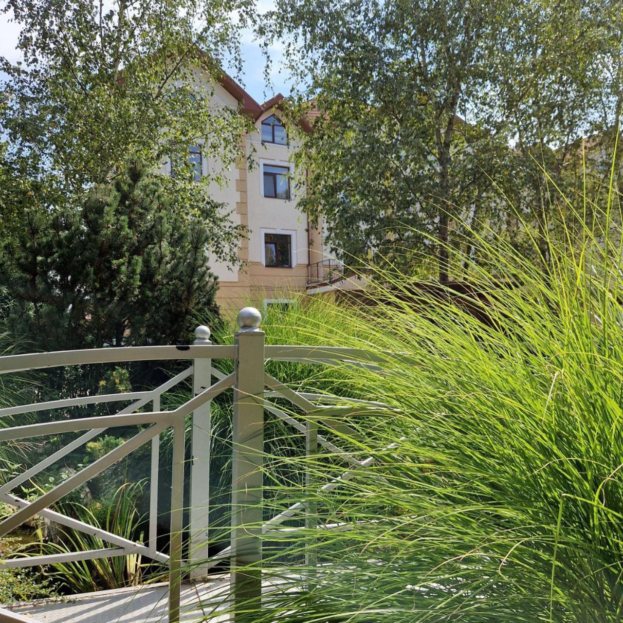 Hotel Helikon Yanoshi Dış mekan fotoğraf